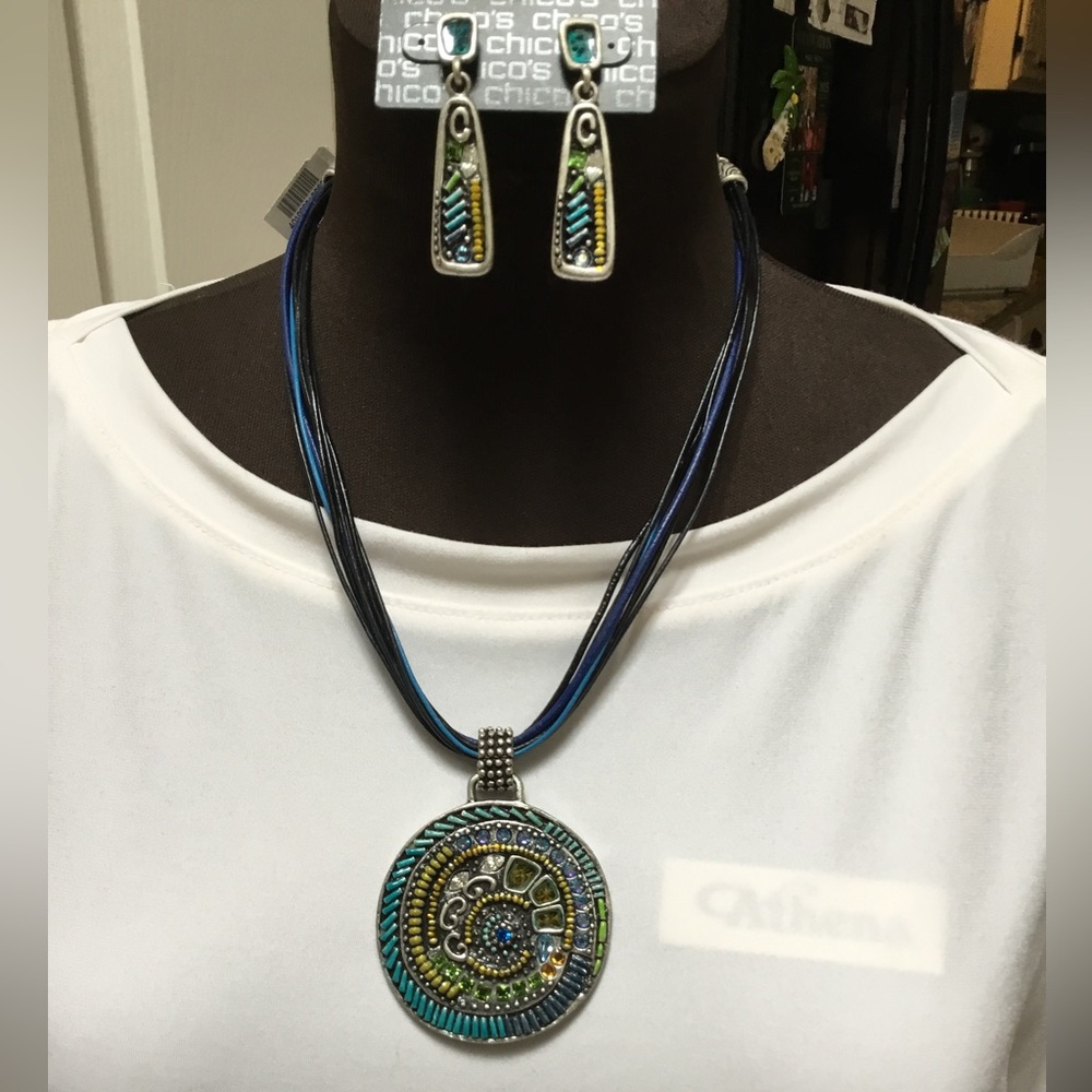 Chico’s Vib Gleam Necklace and Earrings Set